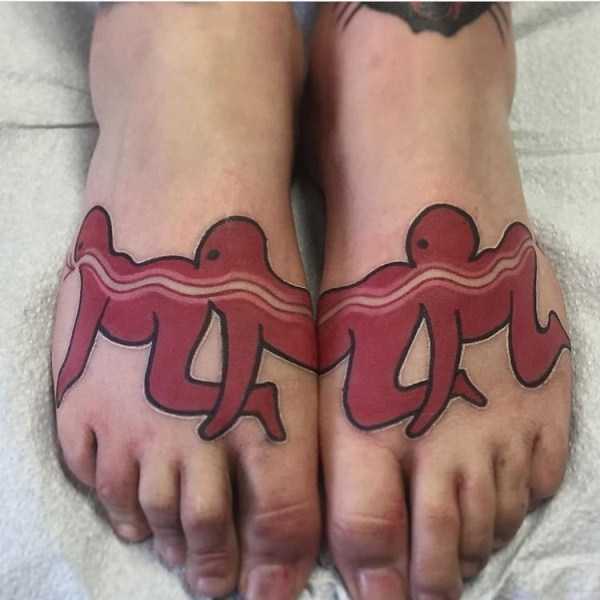 стопы с татуировкой