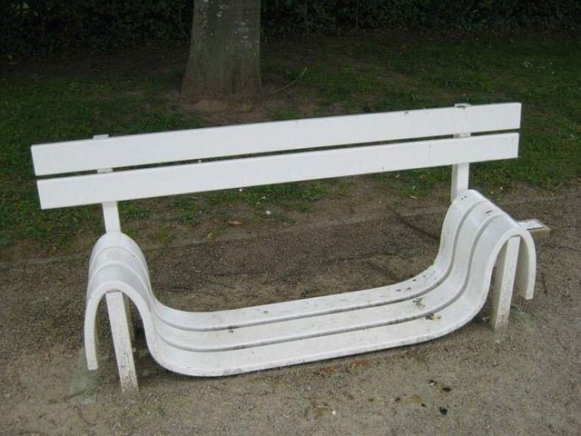 белая скамейка