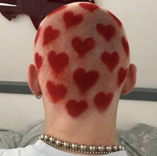 парень с сердечками на голове