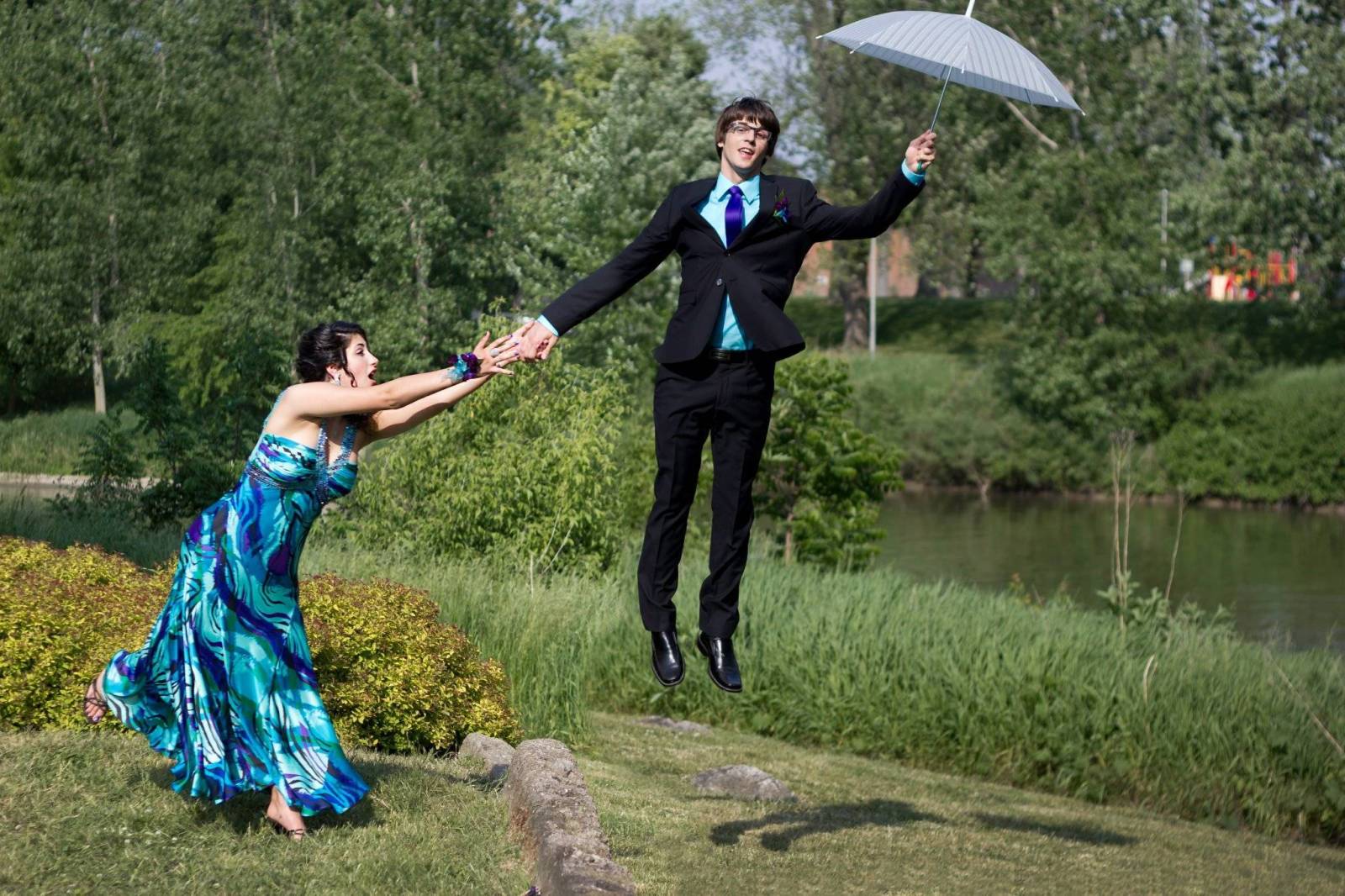девушка и парень с зонтом