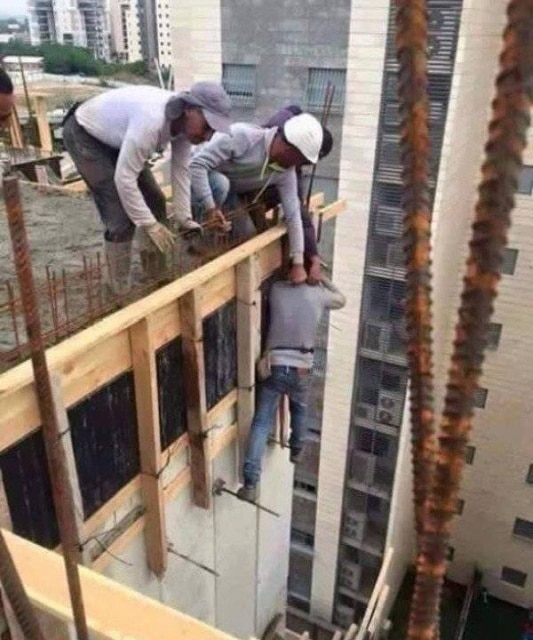 строители на крыше