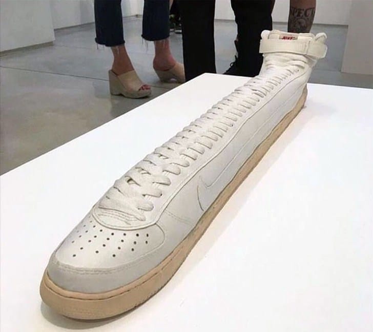 длинный белый кроссовок