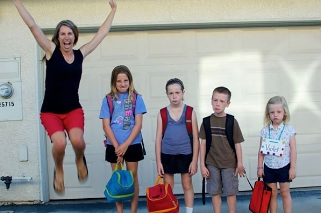 15 безудержно счастливых родителей, которые, наконец, отправляют детей в школу