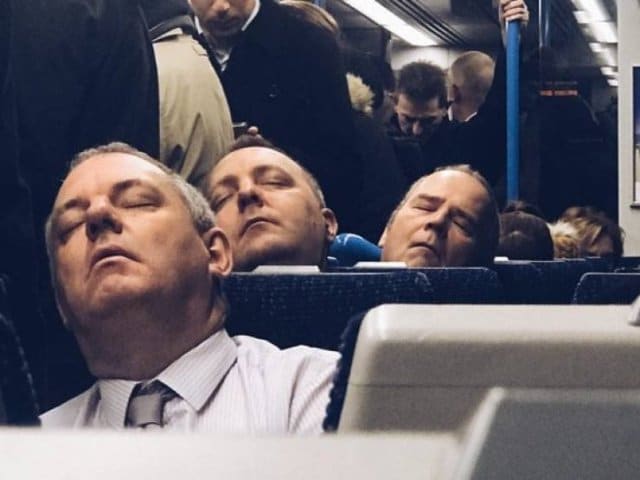 мужчины спят в автобусе