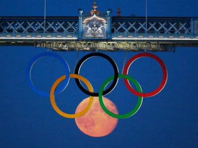 олимпийские кольца и луна