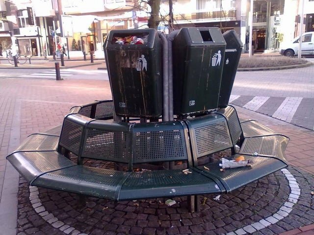 4. В Бельгии хотели сэкономить пространство и сделать скамейки более функциональными Горе дизайнеры, ляпы, неудачный дизайн, плохой дизайн, смешно, фэйлы, юмор