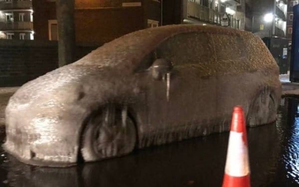 машина, покрытая льдом
