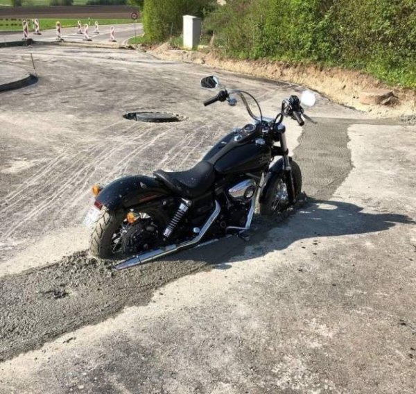 мотоцикл застрял в цементе
