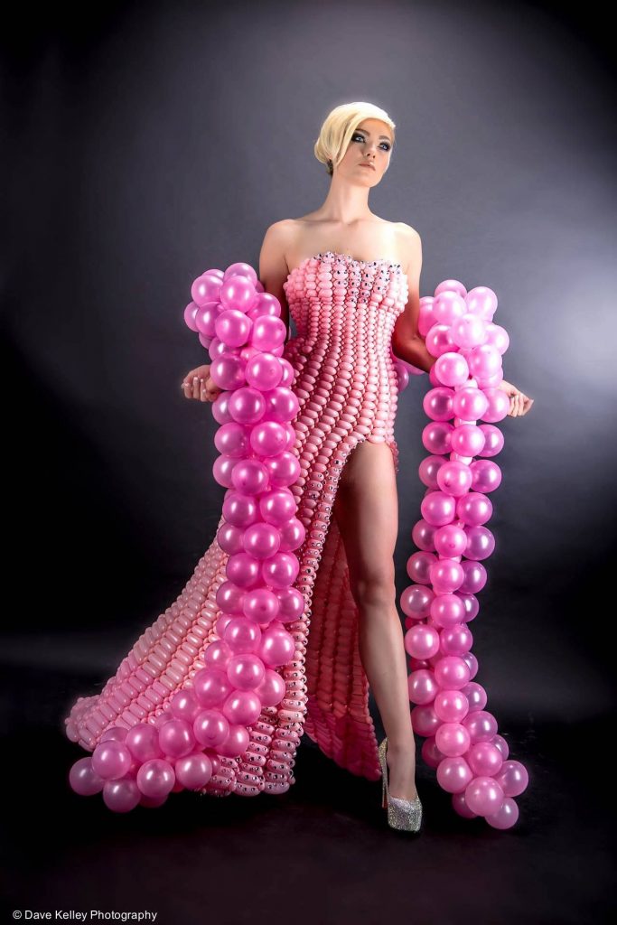 блондинка в розовом платье из шариков
