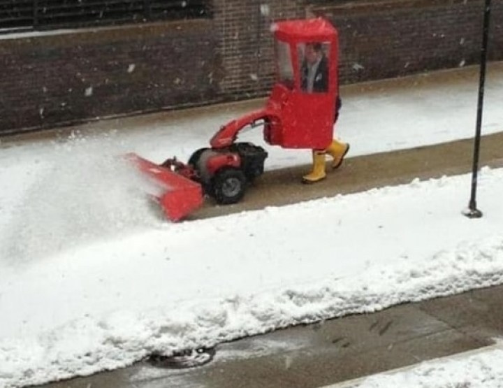 мужчина убирает снег
