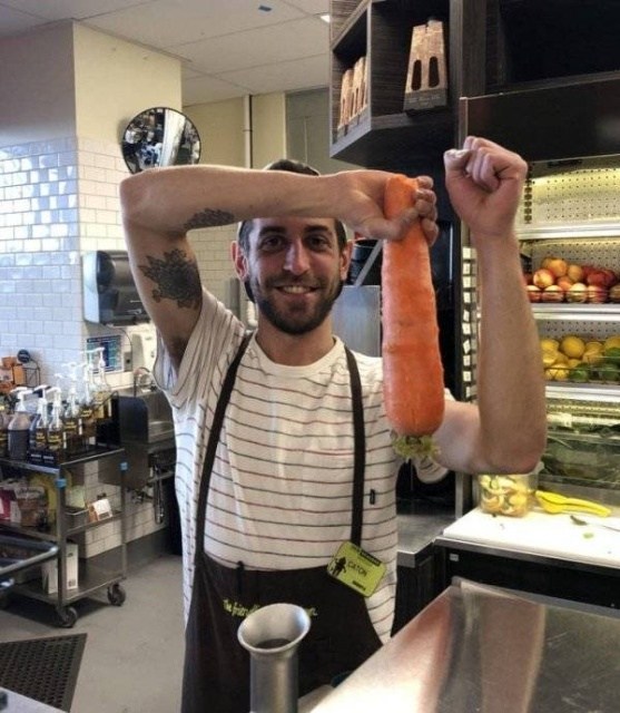 парень с морковкой в руке