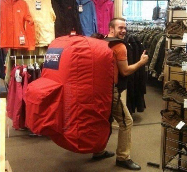 парень с огромным рюкзаком на спине