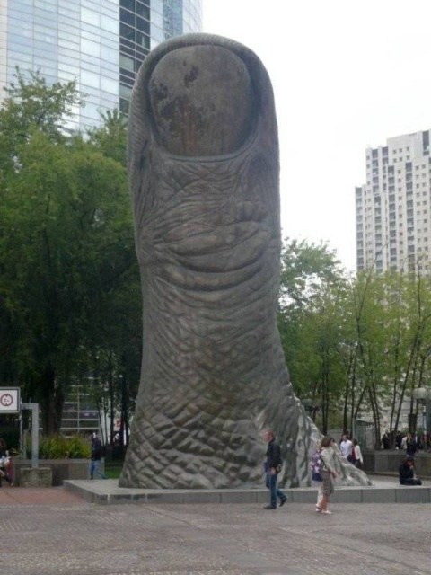 памятник большому пальцу