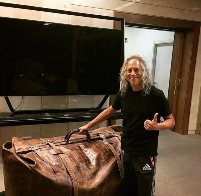 мужчина с большим чемоданом
