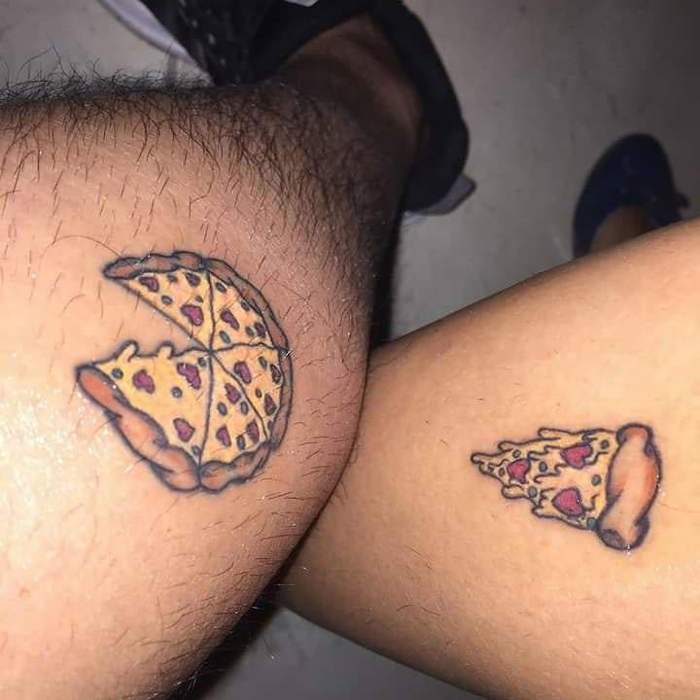 парные тату пиццы на ноге