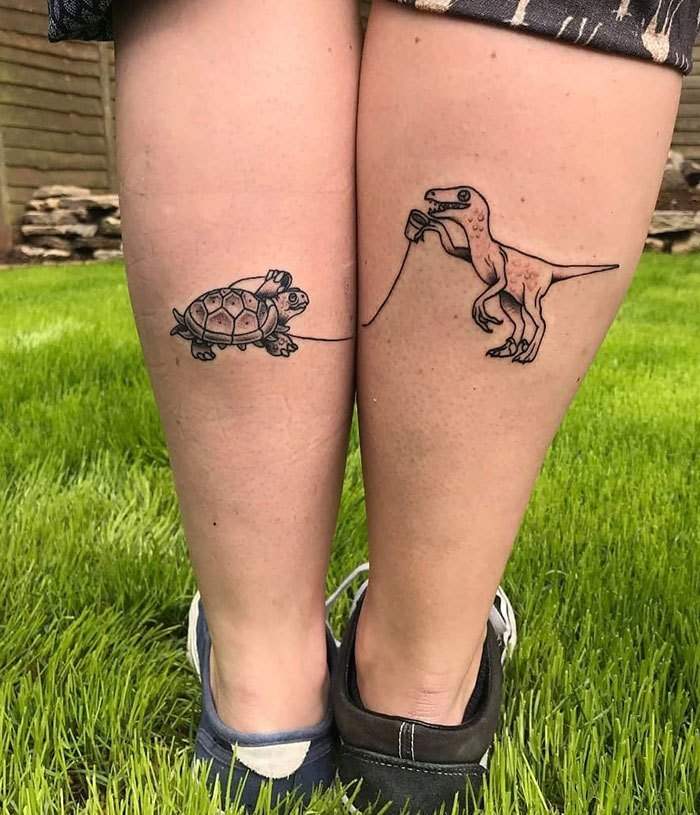 парные тату черепахи и динозавра на ногах