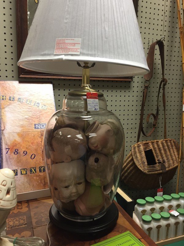 настольная лампа с кукольными головами