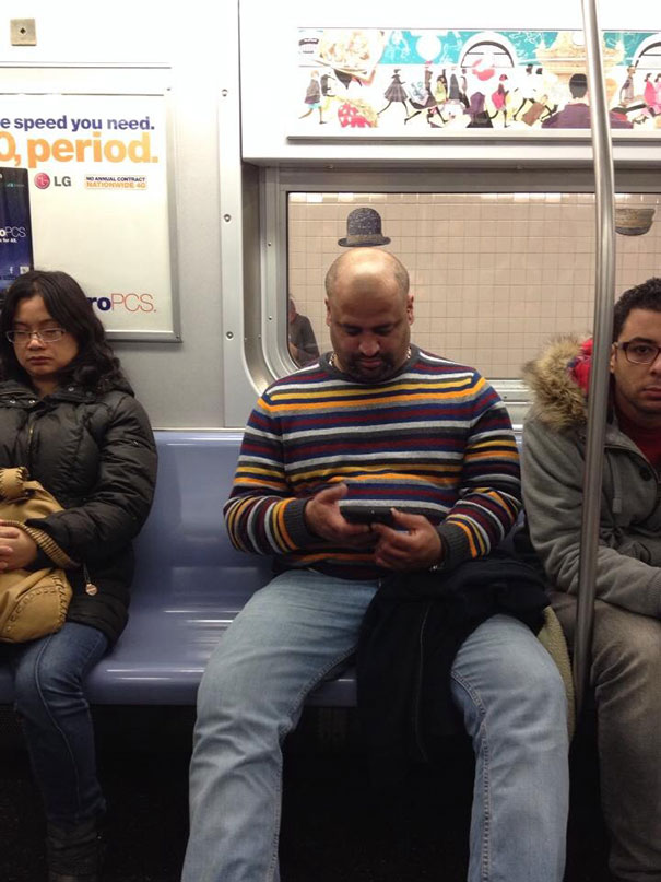 мужчина в вагоне метро