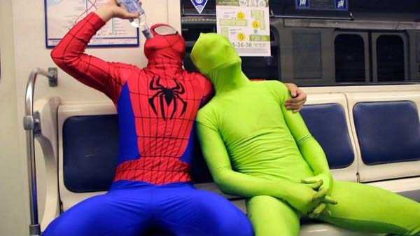 человек паук в метро