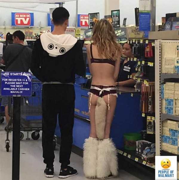 девушка в нижнем белье на кассе супермаркета