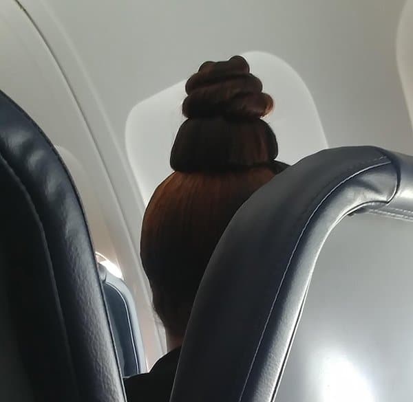 девушка в самолете