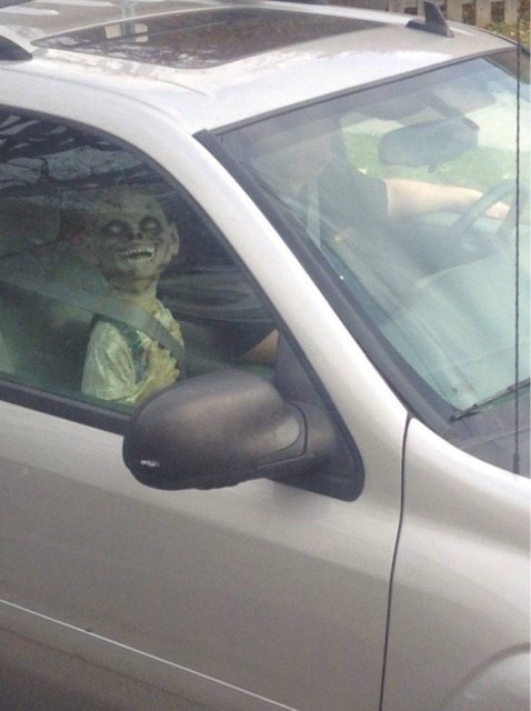 ребенок в маске в машине