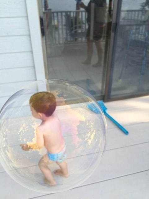 мальчик в мыльном пузыре