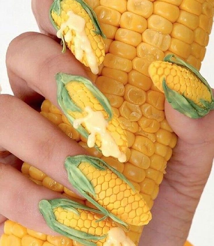 кукуруза в женской руке