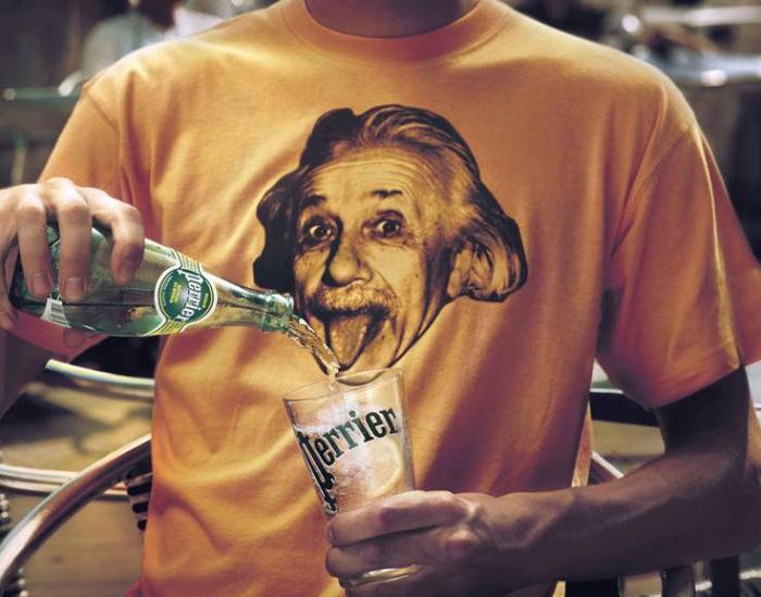 парень в футболке с эйнштейном