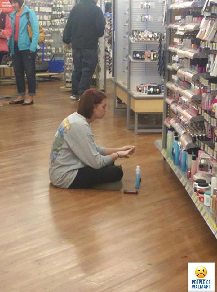 девушка сидит на полу в супермаркете