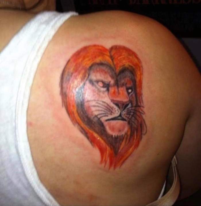 тату льва на плече