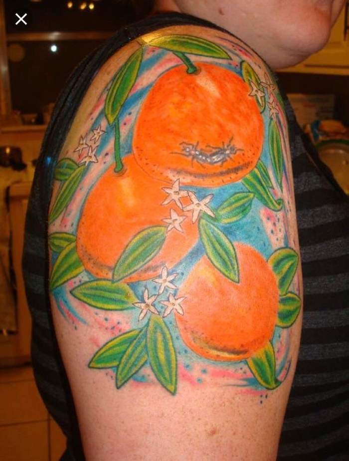 тату апельсинов на плече