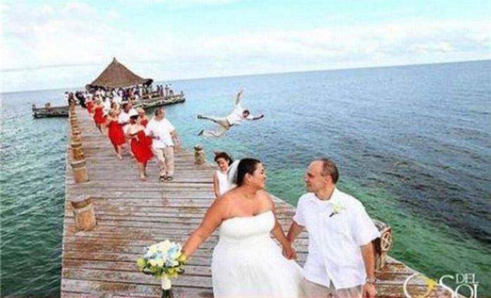 жених и невеста на берегу моря