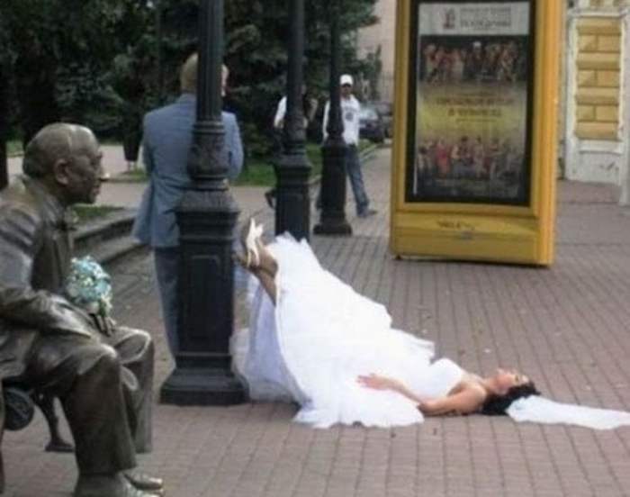 невеста лежит на земле