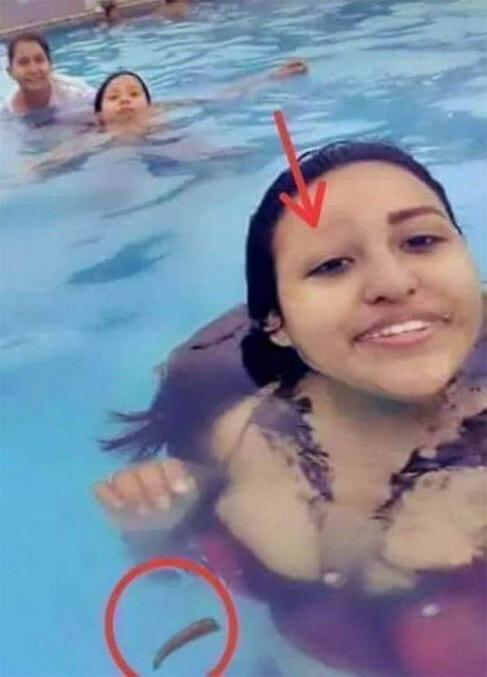 девушка в бассейне