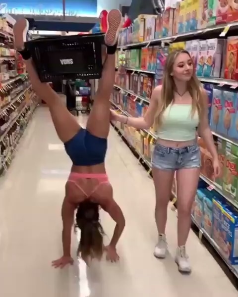 девушки в супермаркете