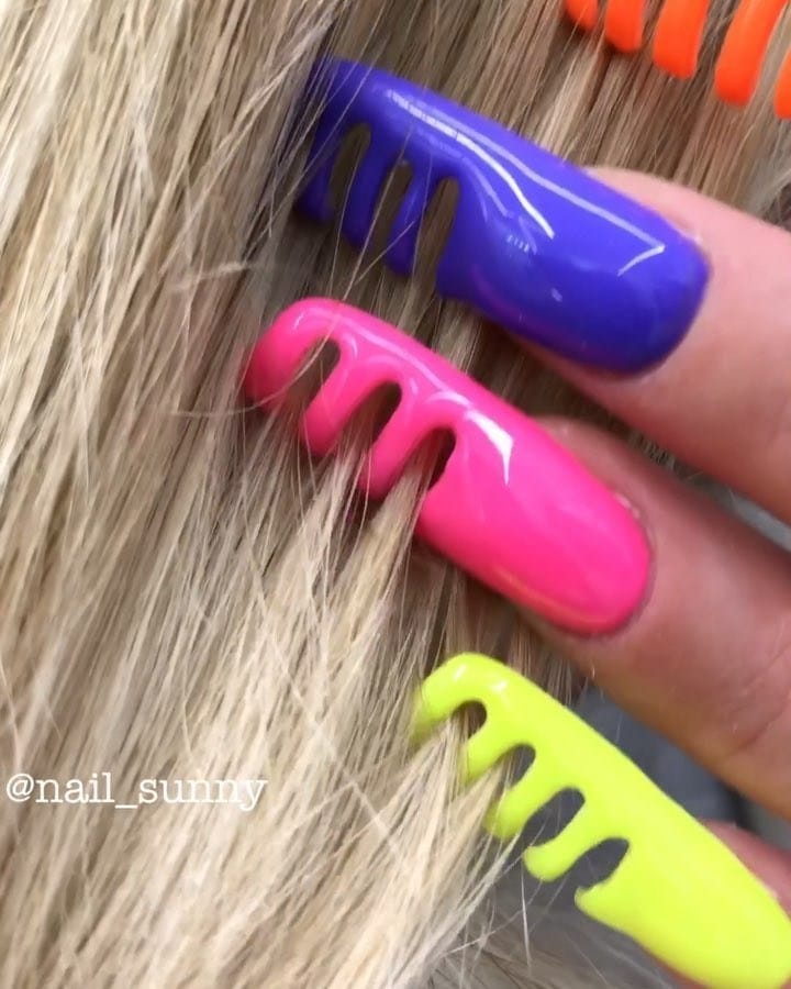 цветные ногти на фоне волос