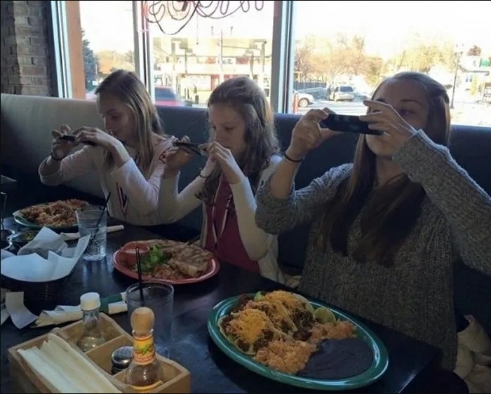 девушки фотографируют еду