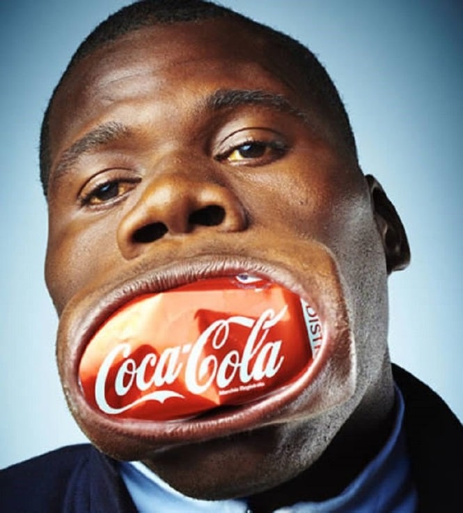 афроамериканец с банкой колы во рту