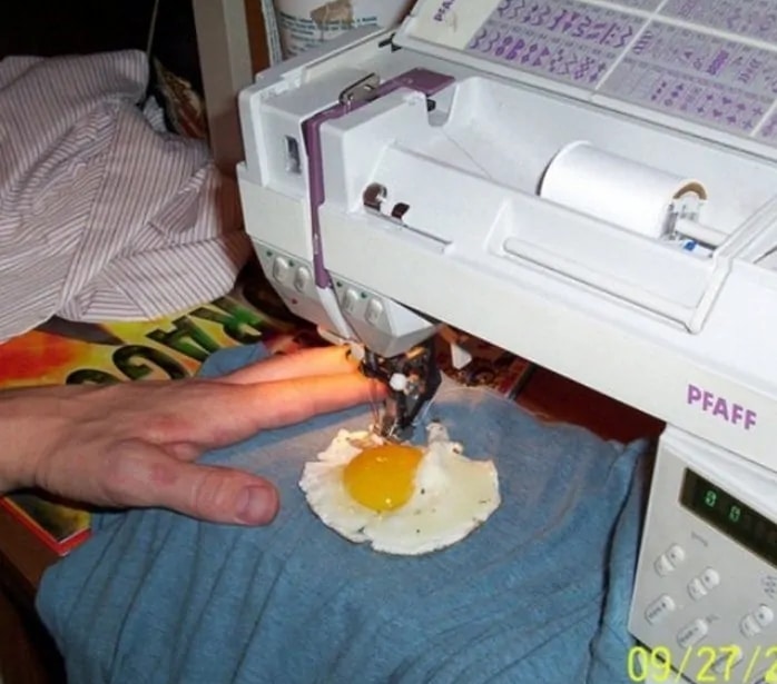 мужчина пришивает жареное яйцо к одежде