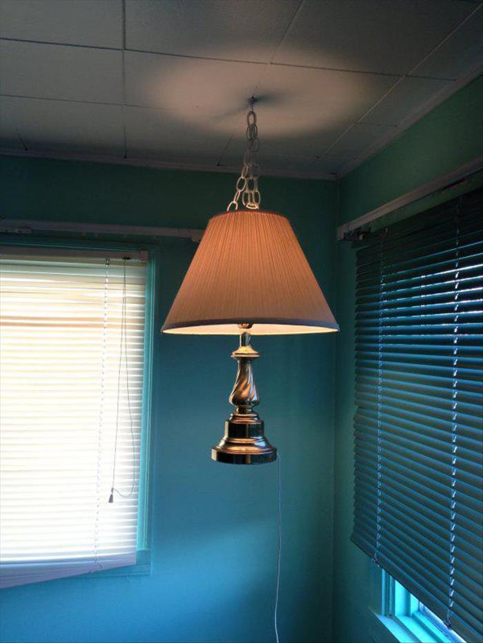 настольная лампа под потолком