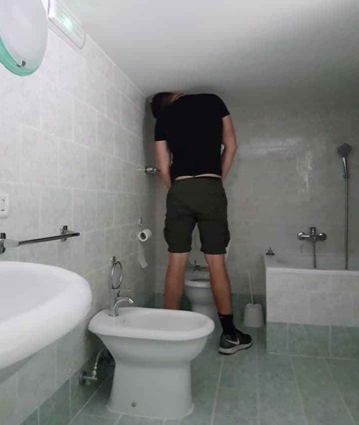 парень в туалете