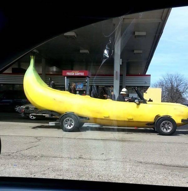 машина в форме банана