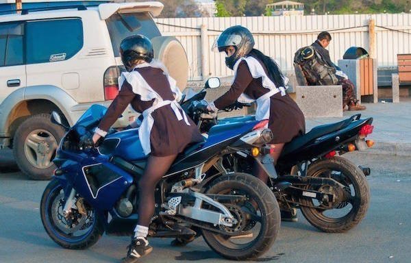 школьницы на мотоциклах