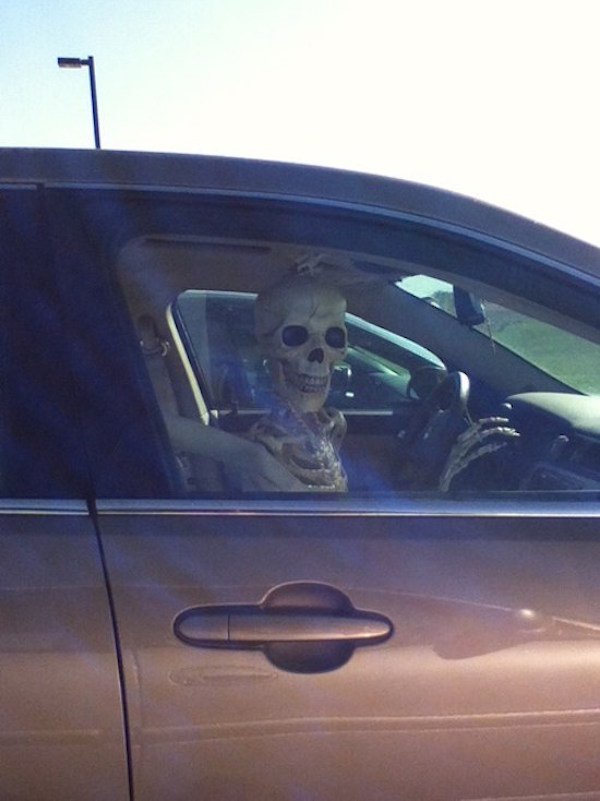 скелет в салоне авто