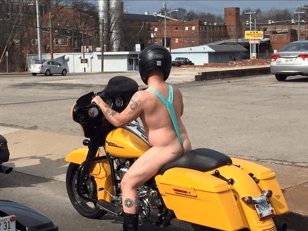 мужчина в купальнике на мотоцикле