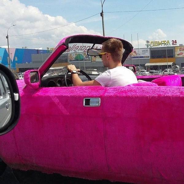 парень за рулем розовой машины