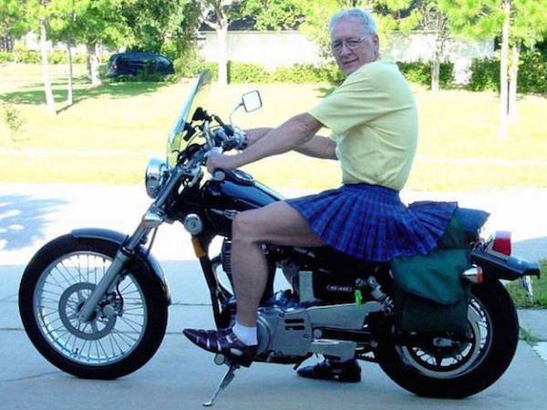 мужчина в юбке на мотоцикле
