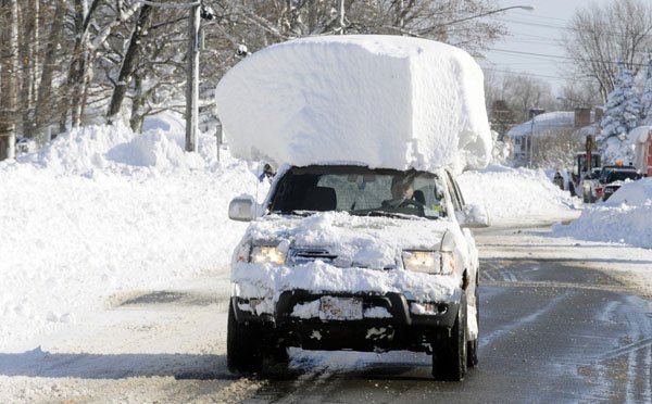 машина с сугробом снега на крыше