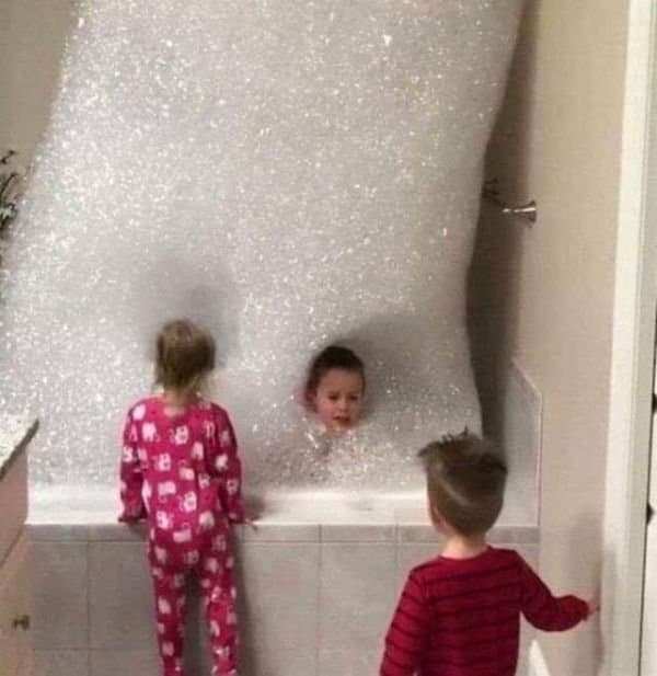 трое детей в ванной